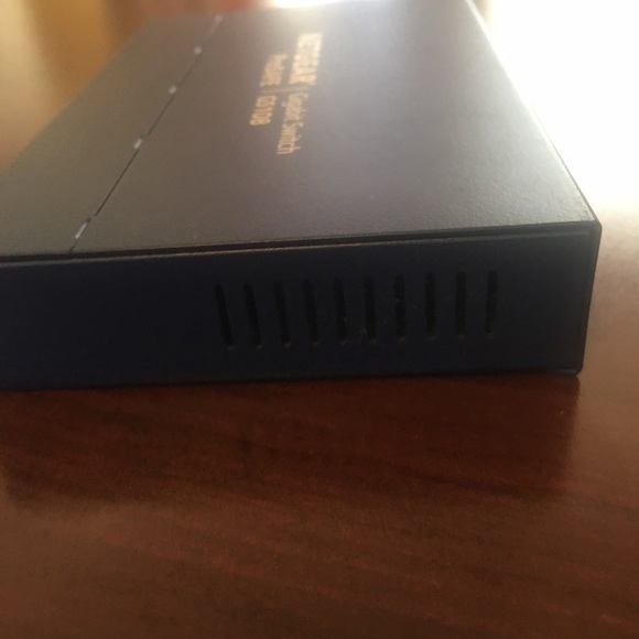 NETGEAR - 8-Port 10/100/1000 Gigabit Ethernet Unmanaged Switch - Blue - Picture 4 of 5